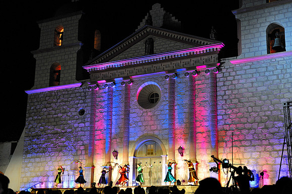 La Fiesta Pequena,  Santa Barbara Mission